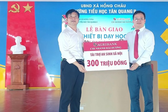 Agribank Hải Dương trao máy tính tặng Trường Tiểu học Tân Quang II