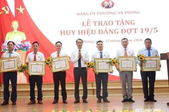 4.198 đảng viên ở Hải Phòng được tặng Huy hiệu Đảng đợt 19/5