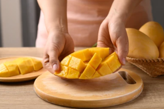 Xoài chín ngon, nhưng những ai cần ăn hạn chế?