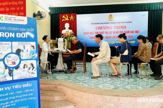 Gần 500 lao động được khám mắt miễn phí
