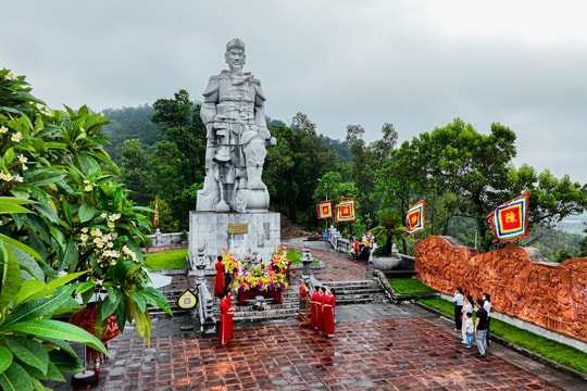 Unique traditional procession festival at Cao An Phu Temple