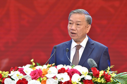 Ánh sáng Hồ Chí Minh soi đường cho chúng ta đi
