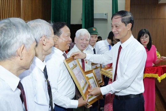 Đồng chí Phó Bí thư Thường trực Thành ủy Đỗ Mạnh Hiến dự lễ trao tặng Huy hiệu Đảng tại phường Hồng Bàng