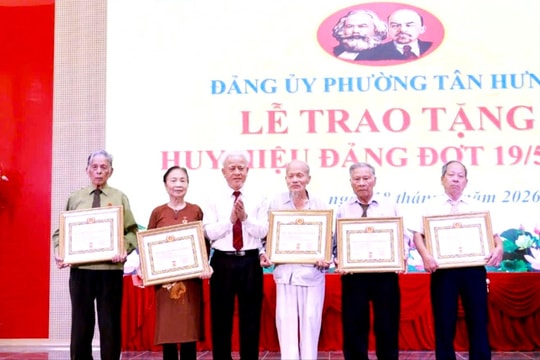 Đảng ủy các phường Tân Hưng, An Dương, Phù Liễn trao Huy hiệu Đảng tặng đảng viên đợt 19/5