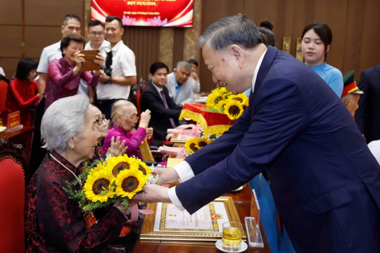 Đảng viên lão thành là chỗ dựa tinh thần tin cậy của chính quyền và nhân dân