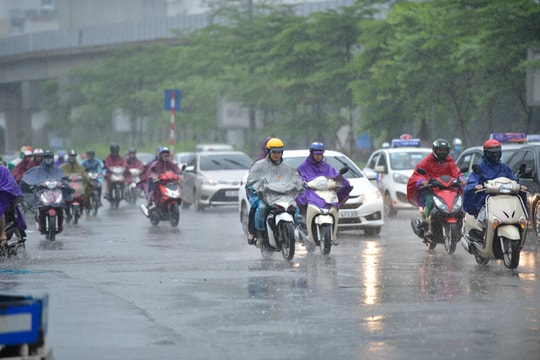 Mưa dông diện rộng tiếp diễn trên cả nước