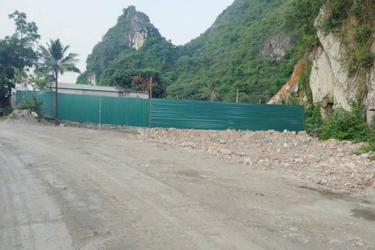 Quây tôn trái phép tại chân núi Hang Ma