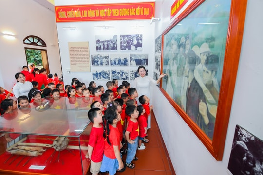Học sinh mầm non 'nhuộm đỏ' Nhà tưởng niệm Chủ tịch Hồ Chí Minh tại phường Ái Quốc