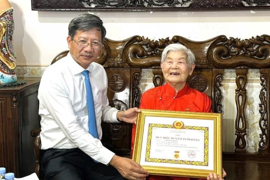 Trao Huy hiệu 80 năm tuổi Đảng tặng đảng viên ở phường An Hải