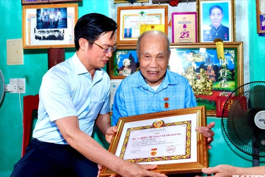 Đồng chí Phó Bí thư Thành ủy Phạm Văn Lập trao Huy hiệu 80 năm tuổi Đảng cho đảng viên xã Tân Minh