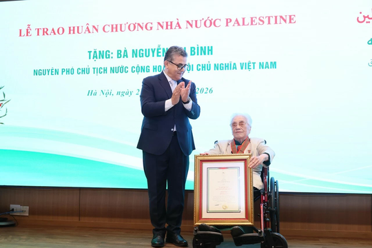 Nguyên Phó Chủ tịch nước Nguyễn Thị Bình nhận Huân chương Ngôi sao Công trạng
