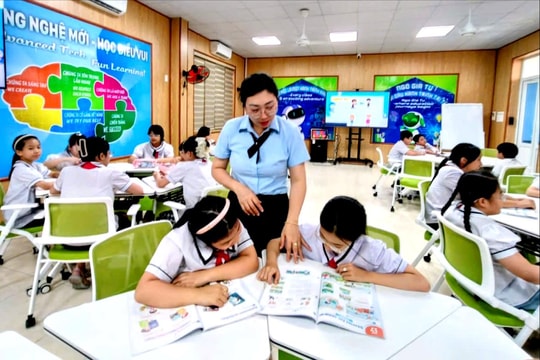 Giáo viên 'tự làm mới' để theo kịp song ngữ
