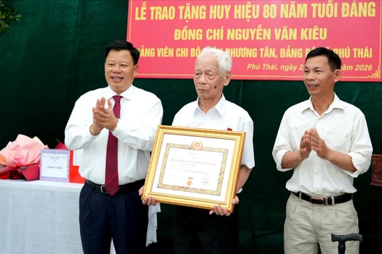Trao tặng Huy hiệu 80 năm tuổi Đảng cho đảng viên ở xã Phú Thái
