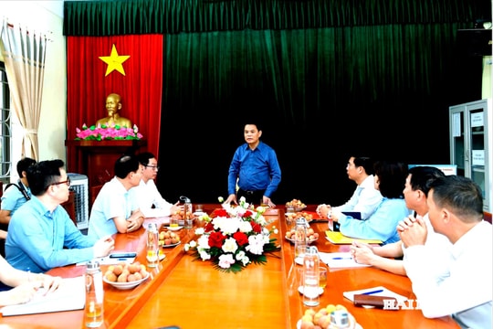 Đồng chí Bí thư Thành ủy Lê Ngọc Châu kiểm tra công tác khám sức khỏe định kỳ cho người cao tuổi