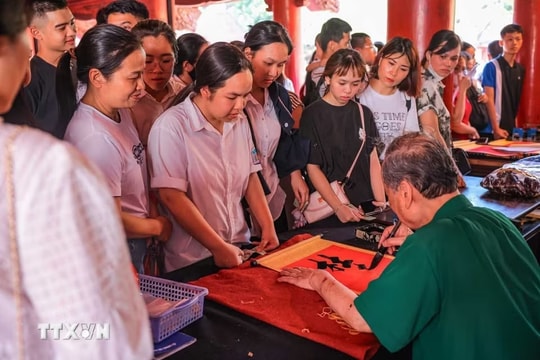 Sỹ tử đội nắng đến Văn Miếu - Quốc Tử Giám cầu may trước kỳ thi quan trọng