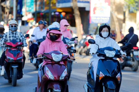 Nắng như đổ lửa, người dân chật vật thích ứng