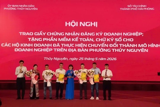 Phường Thủy Nguyên trao giấy chứng nhận cho 5 hộ kinh doanh chuyển thành doanh nghiệp