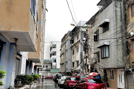 Đèn chiếu sáng quanh khu chung cư B11 Đồng Quốc Bình không còn hoạt động