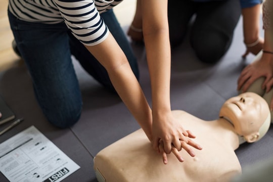 Người bị đuối nước có nên dốc ngược để sơ cứu?