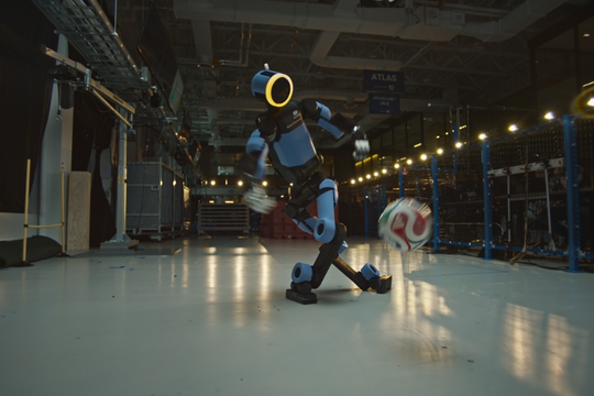 Robot hình người Atlas trình diễn kỹ thuật đá bóng chuyên nghiệp
