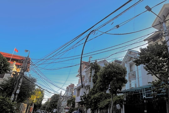 Dây điện chùng võng tại ngõ 174 Văn Cao