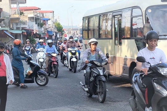 Áp lực giao thông đè nặng tỉnh lộ 351