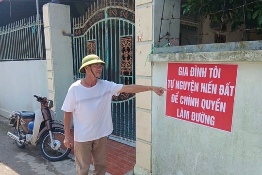 Người dân Lai Khê đồng loạt treo biển 'tự nguyện hiến đất làm đường'
