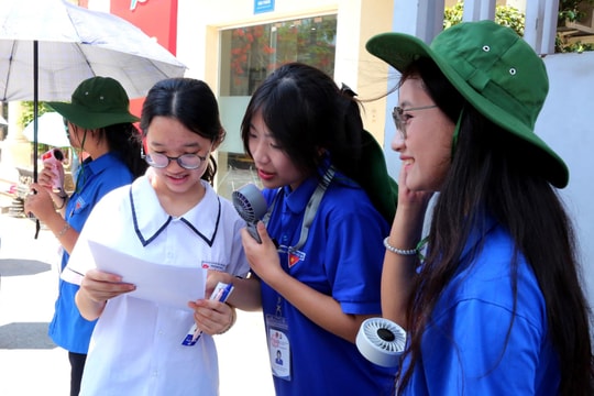'Áo xanh' tiếp sức mùa thi dưới nắng hè