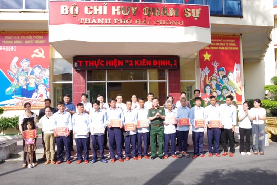 Bàn giao 11 thuyền viên gặp nạn tại vùng biển Bạch Long Vĩ về địa phương