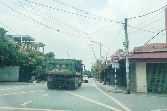 Xe tải lớn đi vào đường An Hồng trong giờ cấm