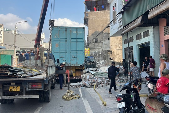 Xe container đâm liên hoàn, gây sập lán nhà dân ở xã Gia Lộc