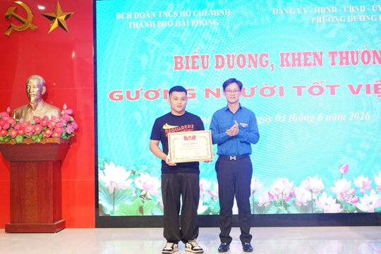 Khen thưởng đột xuất chiến sĩ, cá nhân dũng cảm cứu người, vây bắt tội phạm