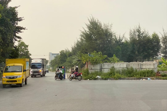 Nhiều khối bê tông trên vỉa hè ngã ba Bùi Thị Xuân - Ngọc Uyên