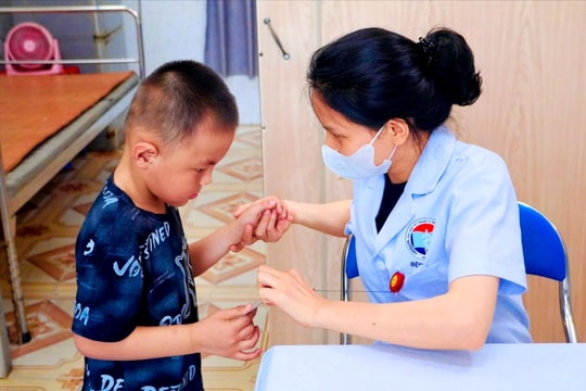 Gần 100 trẻ em yếu thế phường Tứ Minh được khám sức khỏe miễn phí