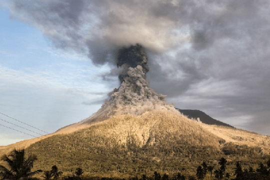 Indonesia đóng cửa sân bay do núi lửa phun trào