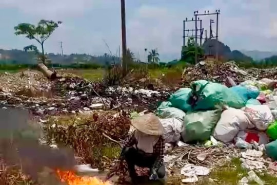 Xử phạt người phụ nữ đốt rác tại khu vực chôn lấp chất thải