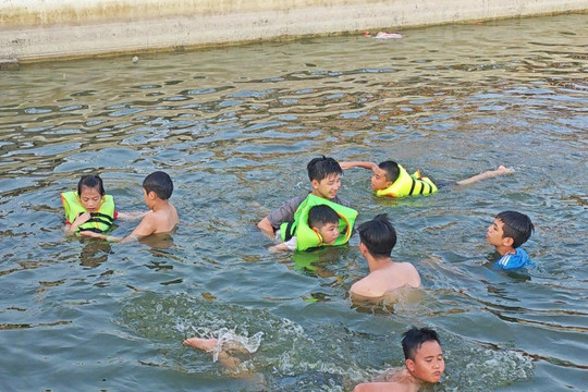 Ao bơi hợp vệ sinh - 'phao cứu sinh' ở vùng quê