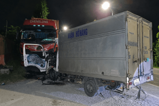 Lái xe tử vong sau vụ va chạm giữa xe tải và xe đầu kéo đỗ ven đường