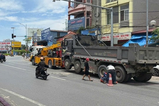 1 phụ nữ đi xe máy tử vong trên phố vì va chạm với xe tải