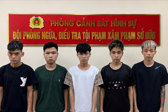 Khởi tố nhóm thanh niên đánh người, cướp xe máy