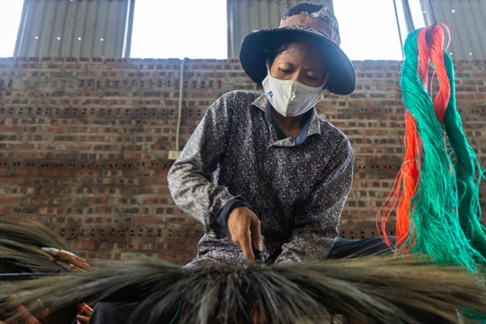 Giữ lửa trăm năm làng nghề chổi chít Mật Sơn