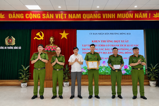 Khen thưởng đột xuất Công an phường Đông Hải