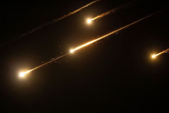 Israel tuyên bố đáp trả mạnh mẽ đòn tấn công của Iran sau lệnh ngừng bắn