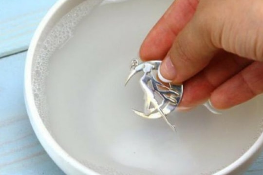Mẹo làm sáng trang sức bạc bị xỉn màu tại nhà