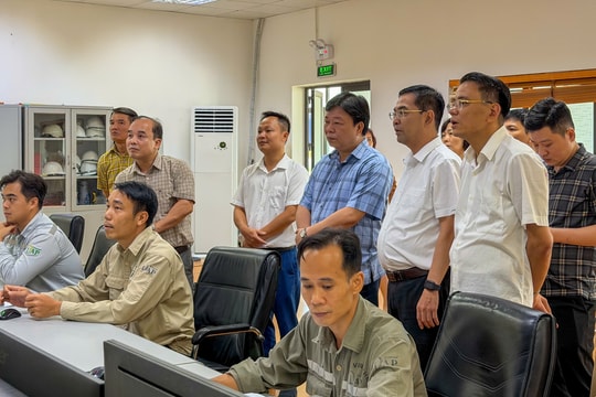 Hai Phong council delegation inspects fire safety at high-risk facilities