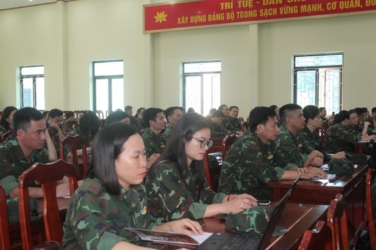 76 học viên tham gia lớp bồi dưỡng kiến thức quốc phòng và an ninh