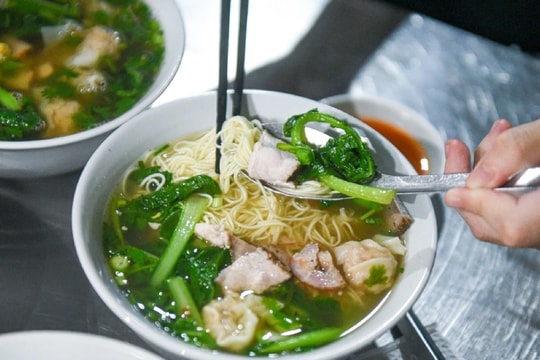 'Mì chờ' Hải Phòng, đợi lâu vẫn đông khách