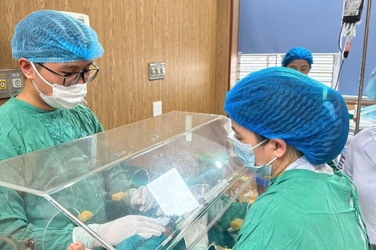 Cứu sống bé sơ sinh vàng da nặng, ngăn nguy cơ tổn thương não suốt đời