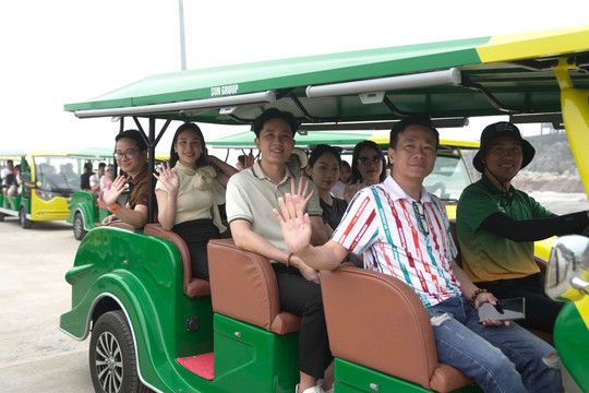 Mở rộng phạm vi hoạt động của xe điện du lịch tại Cát Bà