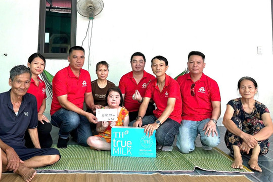 Câu lạc bộ Từ thiện Trái tim sao vàng hỗ trợ nữ sinh mắc bệnh hiểm nghèo